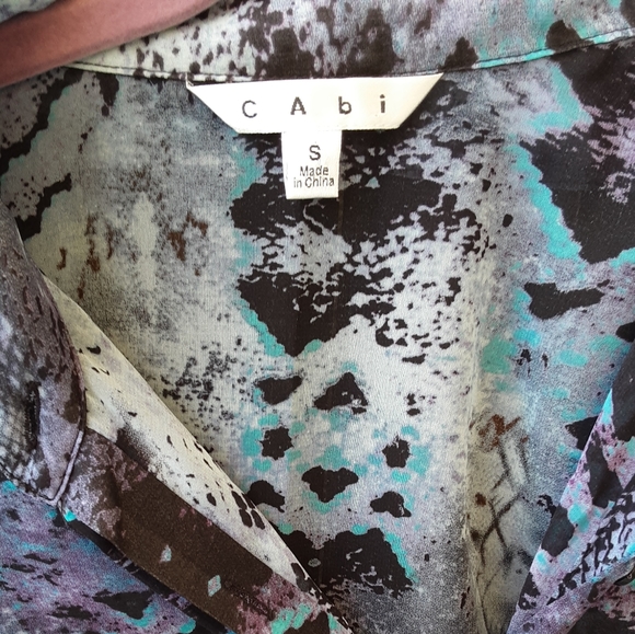 NWT Cabi snakeskin top size S. - Picture 2 of 4
